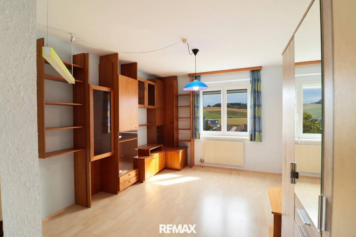 Family-friendly 4-room apartment with elevator, underground parking and loggia in Mauthausen