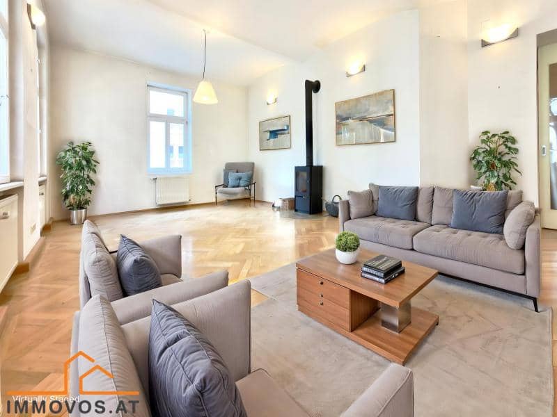 Spacious Altbauwohnung with grand eat in kitchen and double garage