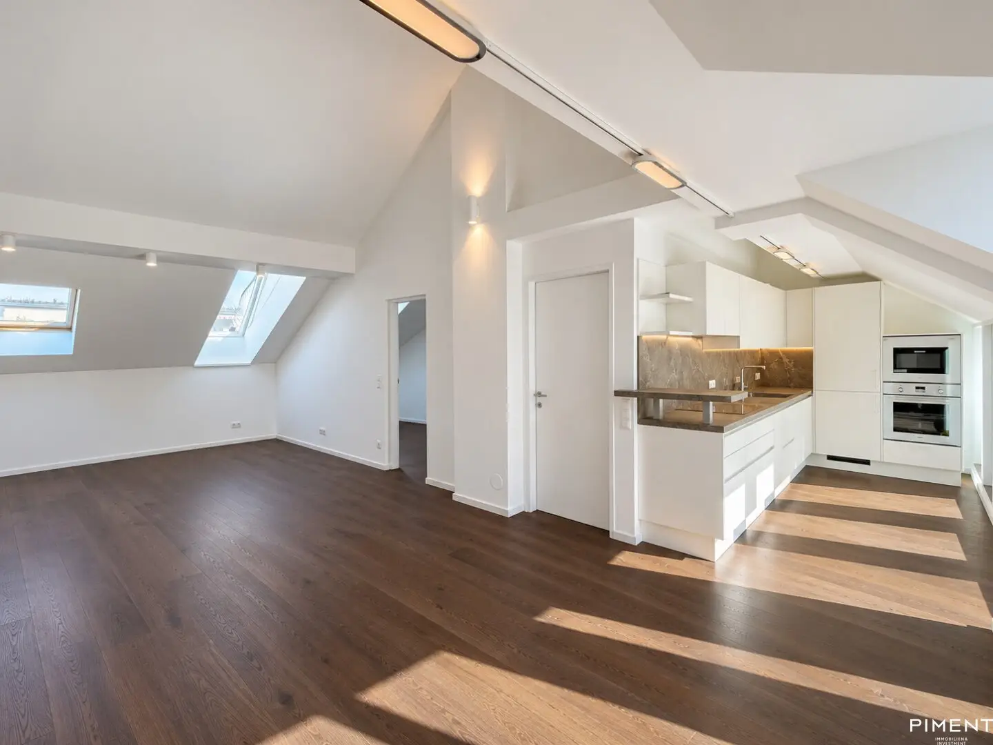 Dreamlike 3 room top floor apartment with inner courtyard terrace near Naschmarkt