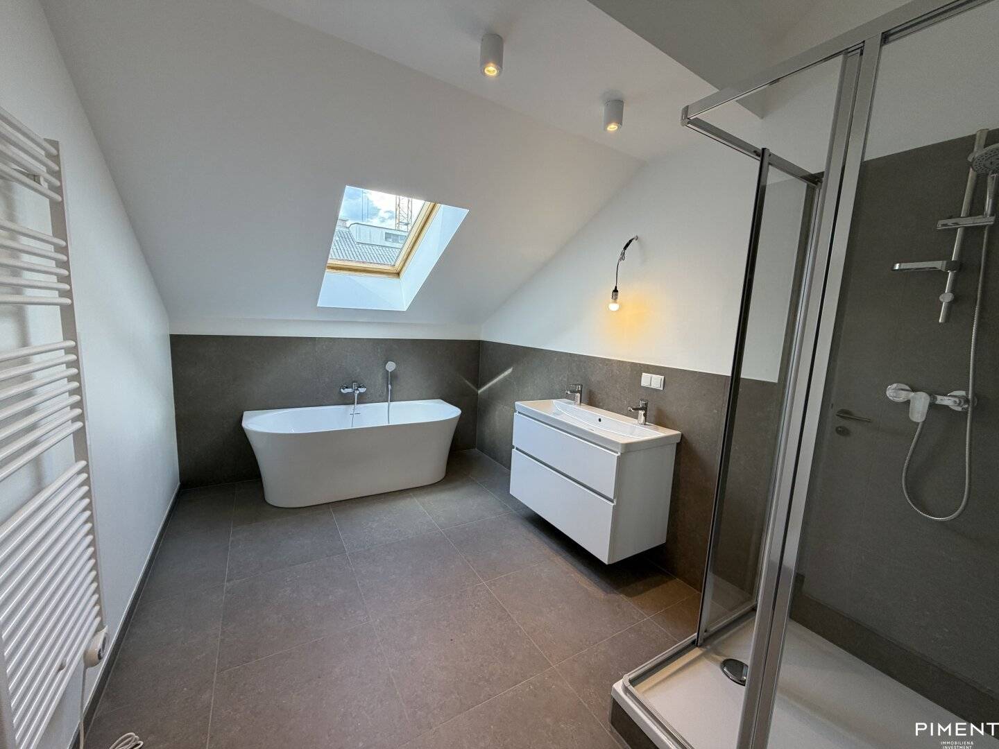 TRAUMHAFTE 3 ZIMMER DG-WOHNUNG MIT INNENHOF-TERRASSE - NÄHE NASCHMARKT
