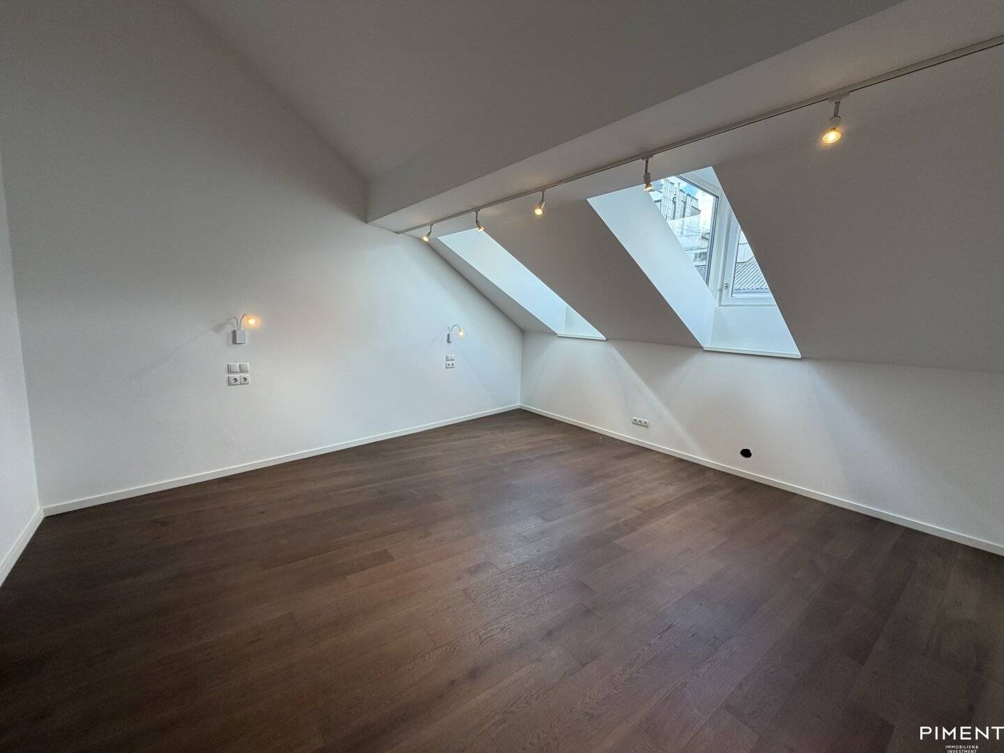 TRAUMHAFTE 3 ZIMMER DG-WOHNUNG MIT INNENHOF-TERRASSE - NÄHE NASCHMARKT