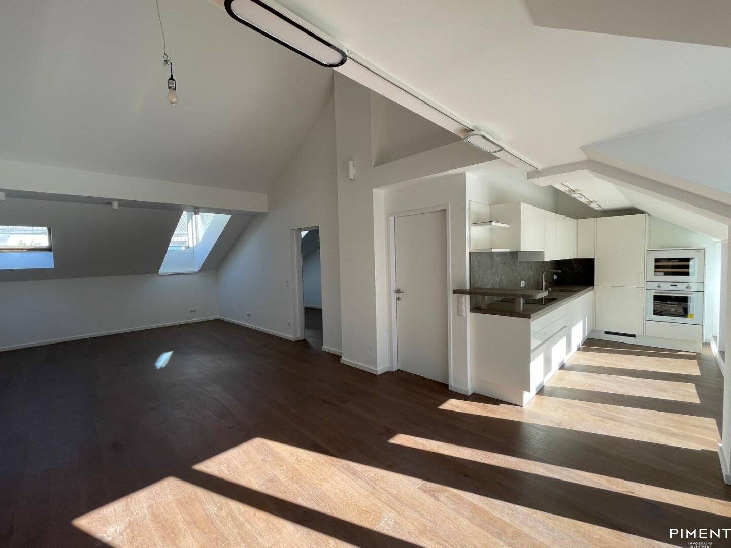 TRAUMHAFTE 3 ZIMMER DG-WOHNUNG MIT INNENHOF-TERRASSE - NÄHE NASCHMARKT