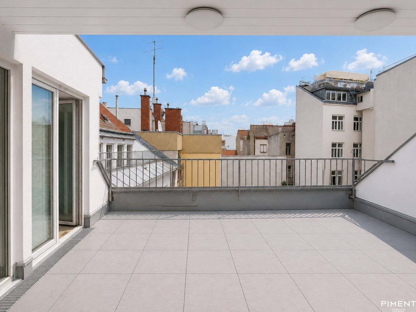 TRAUMHAFTE 3 ZIMMER DG-WOHNUNG MIT INNENHOF-TERRASSE - NÄHE NASCHMARKT