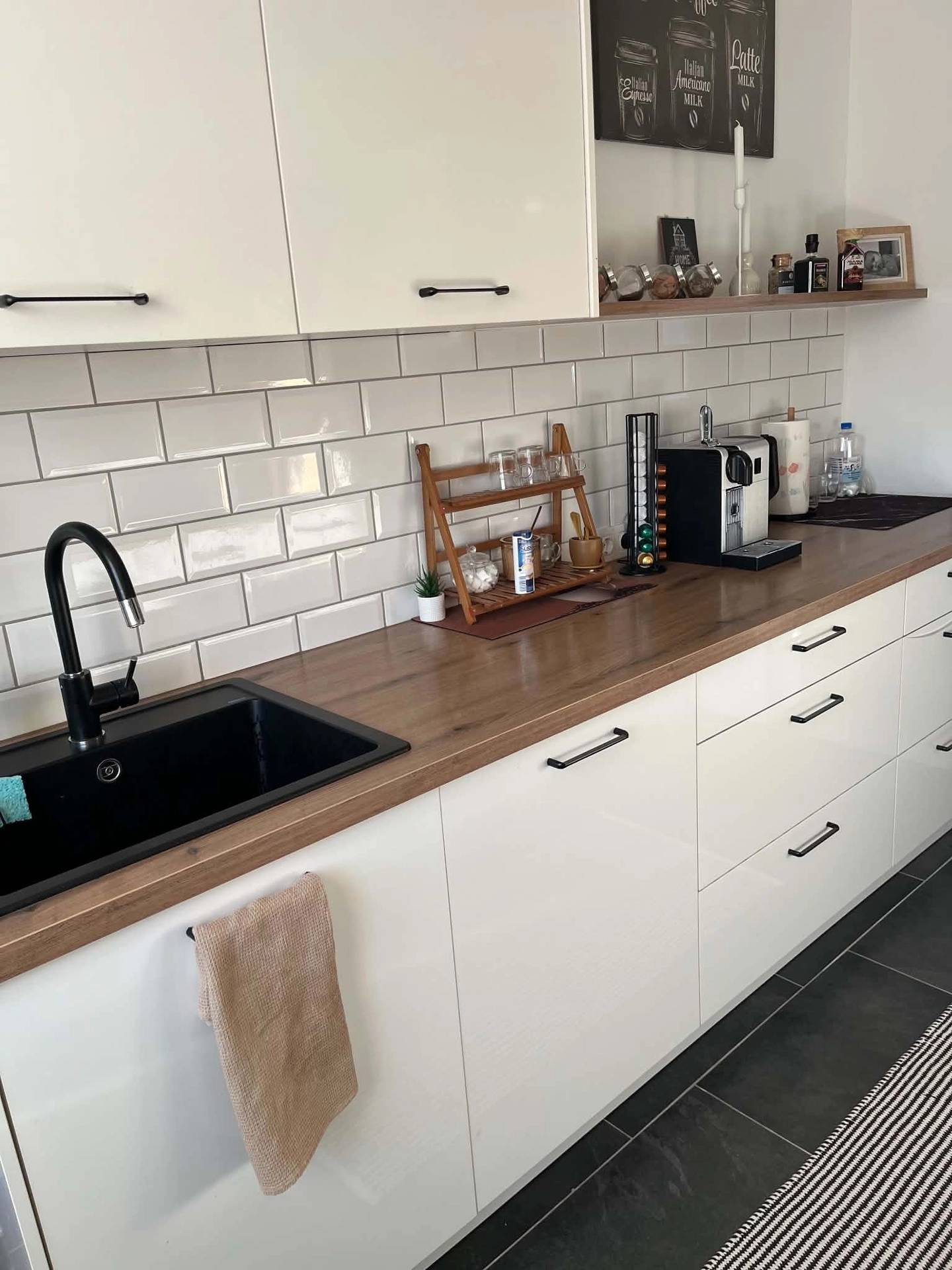 Lichtdurchflutete renovierte Wohnung mit Garage