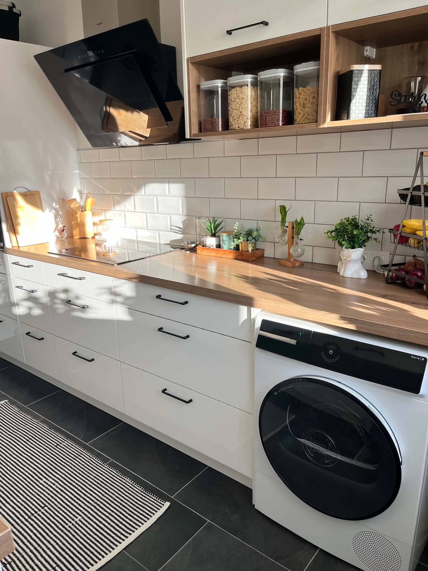 Lichtdurchflutete renovierte Wohnung mit Garage