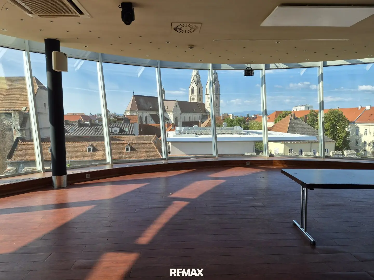 Exclusive commercial space with panoramic roof terrace – Design your future company location above the roofs of Wiener Neustadt - available 2027!