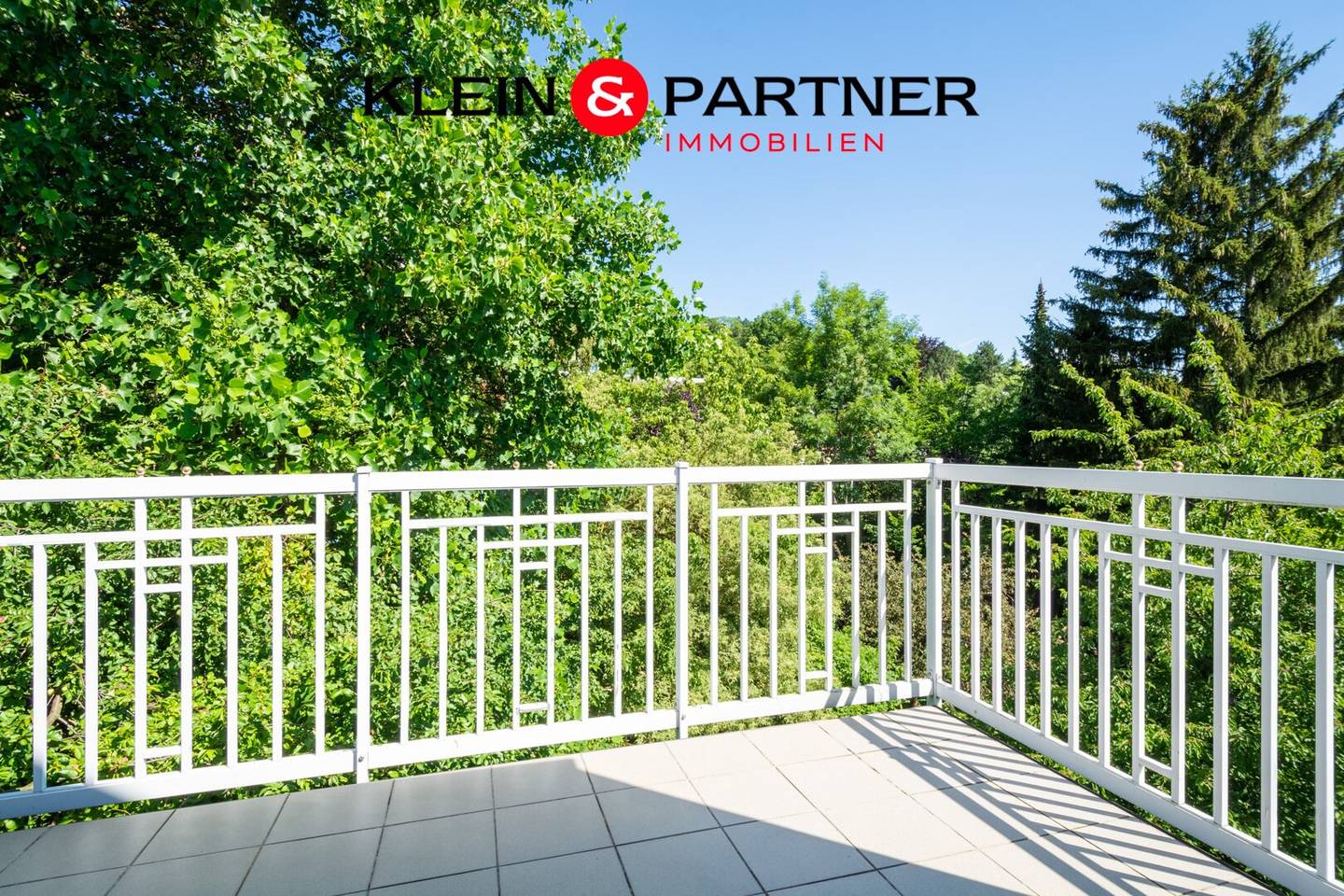 Sunny balcony apartment | Green quiet location | Communal garden | Garage!
