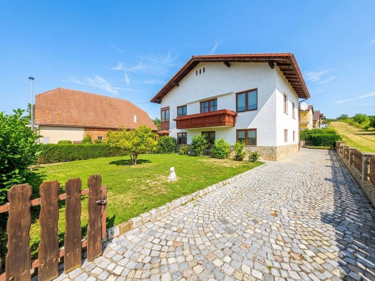 Well maintained single-family house with garden, balcony, 2 garages & versatile cellar in Pulkau