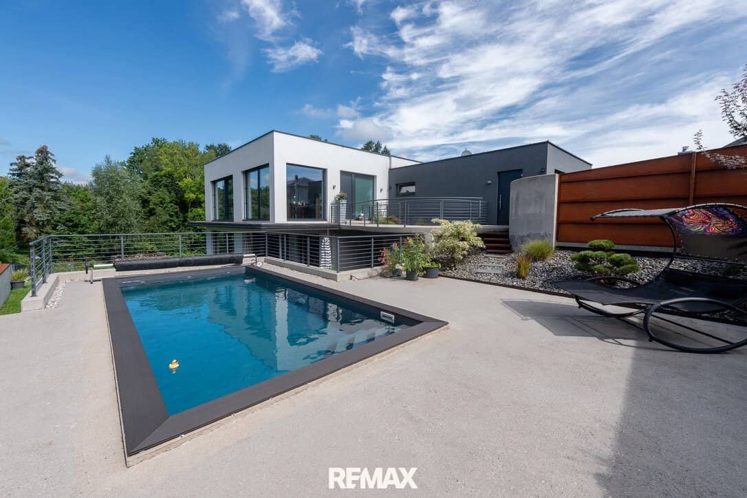 STEYR | CHRISTKINDL – Luxurious designer house with pool, garden, terraces &amp; double garage
