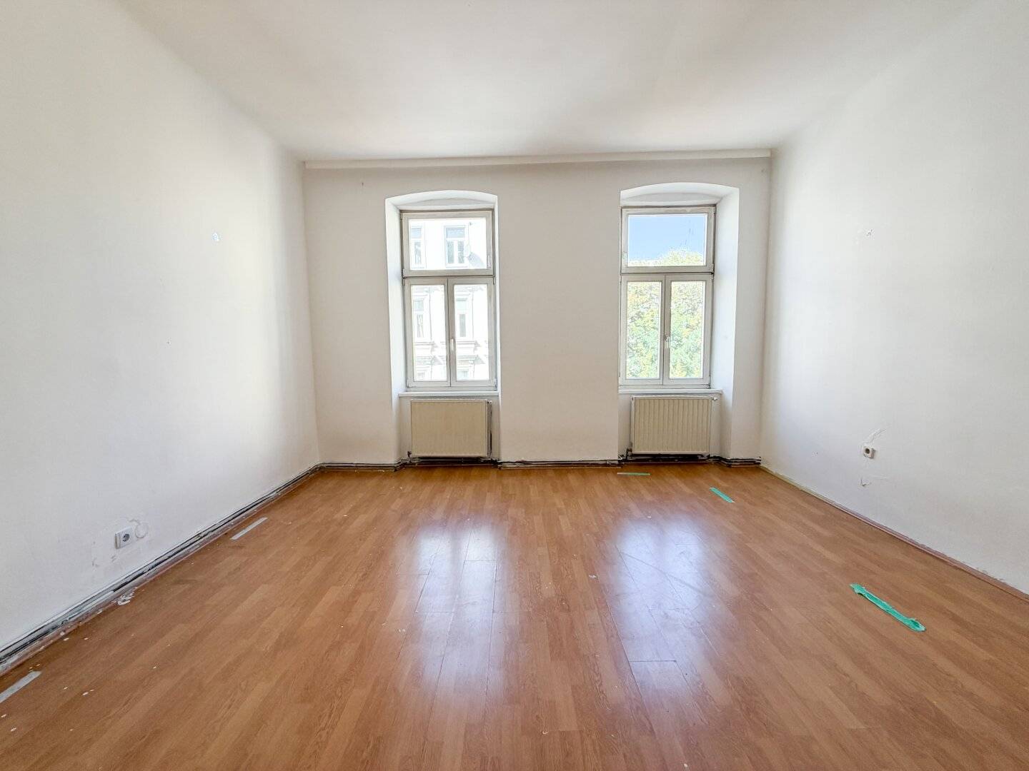 Period apartment near U1 Reumannplatz | 2 rooms to modernize and design