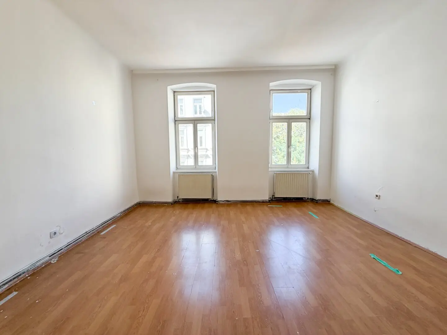 Period apartment near U1 Reumannplatz | 2 rooms to modernize and design
