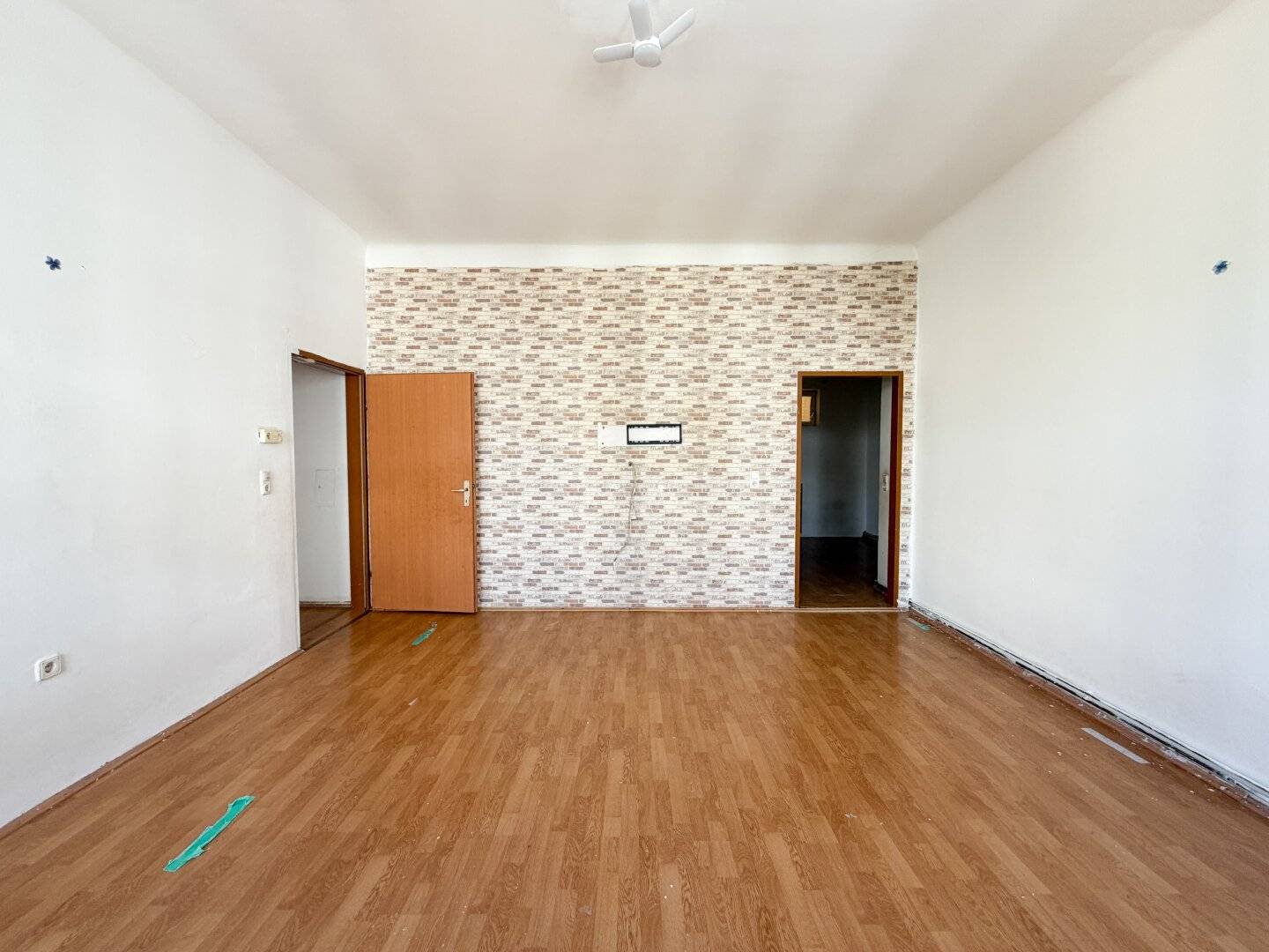 Period apartment near U1 Reumannplatz | 2 rooms to modernize and design