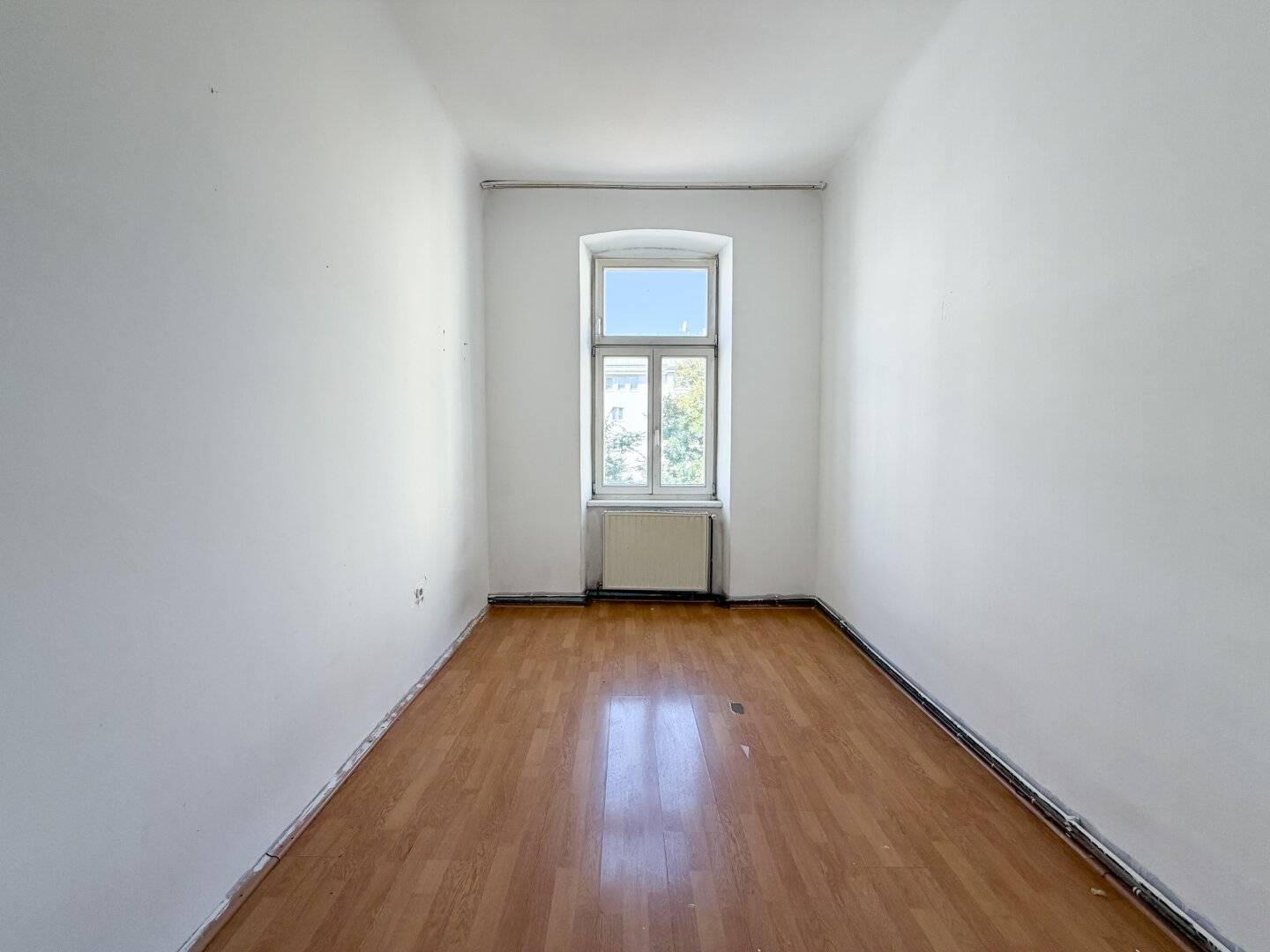 Period apartment near U1 Reumannplatz | 2 rooms to modernize and design