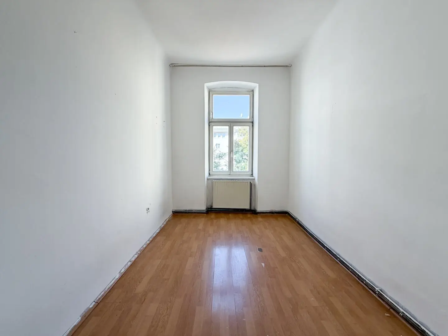 Period apartment near U1 Reumannplatz | 2 rooms to modernize and design