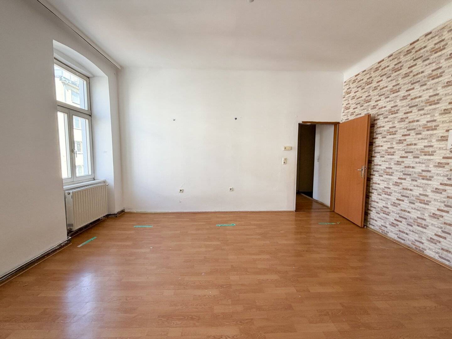 Period apartment near U1 Reumannplatz | 2 rooms to modernize and design