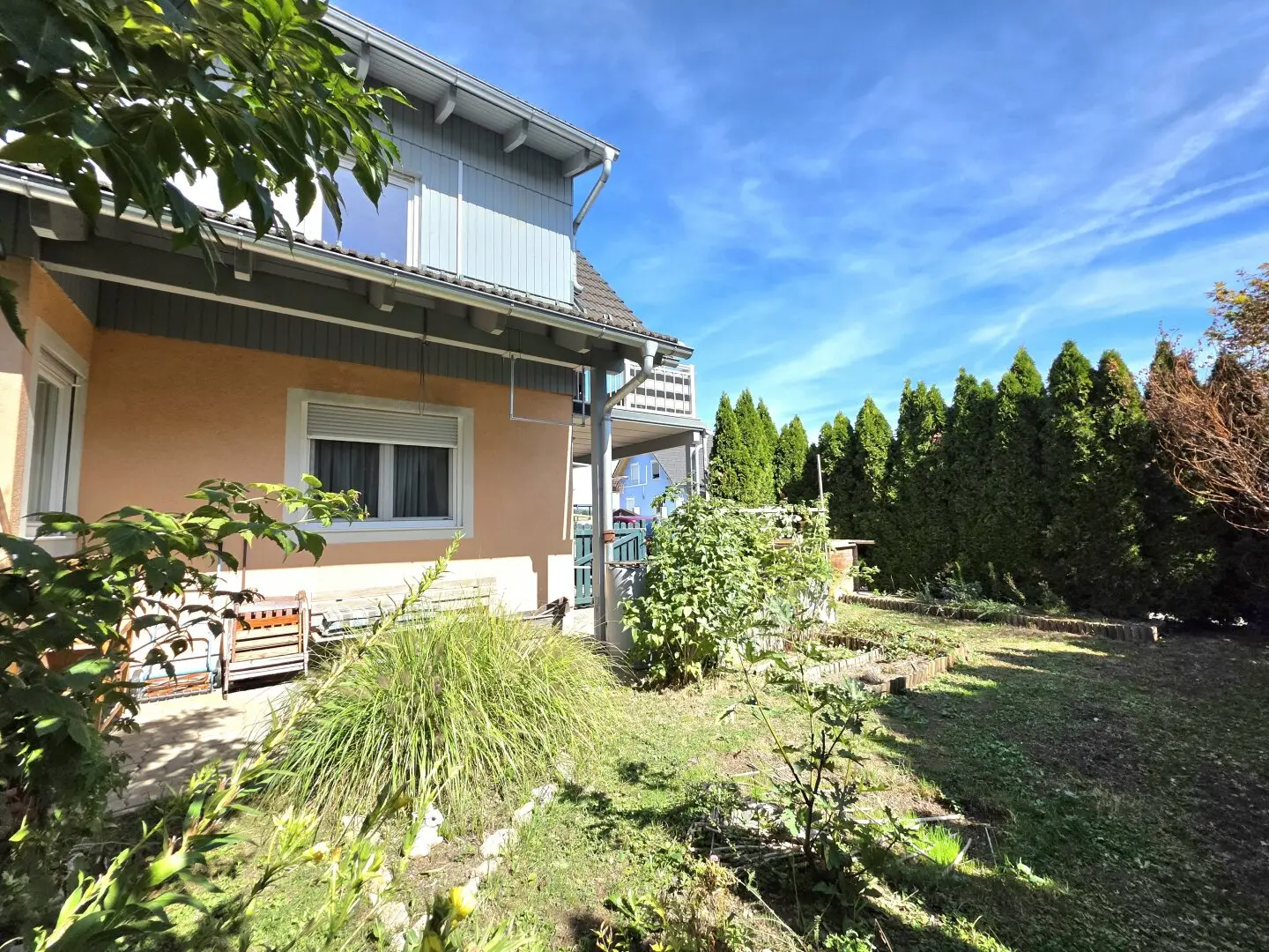 Sunny and quiet apartment in a two-family house with garden and balcony