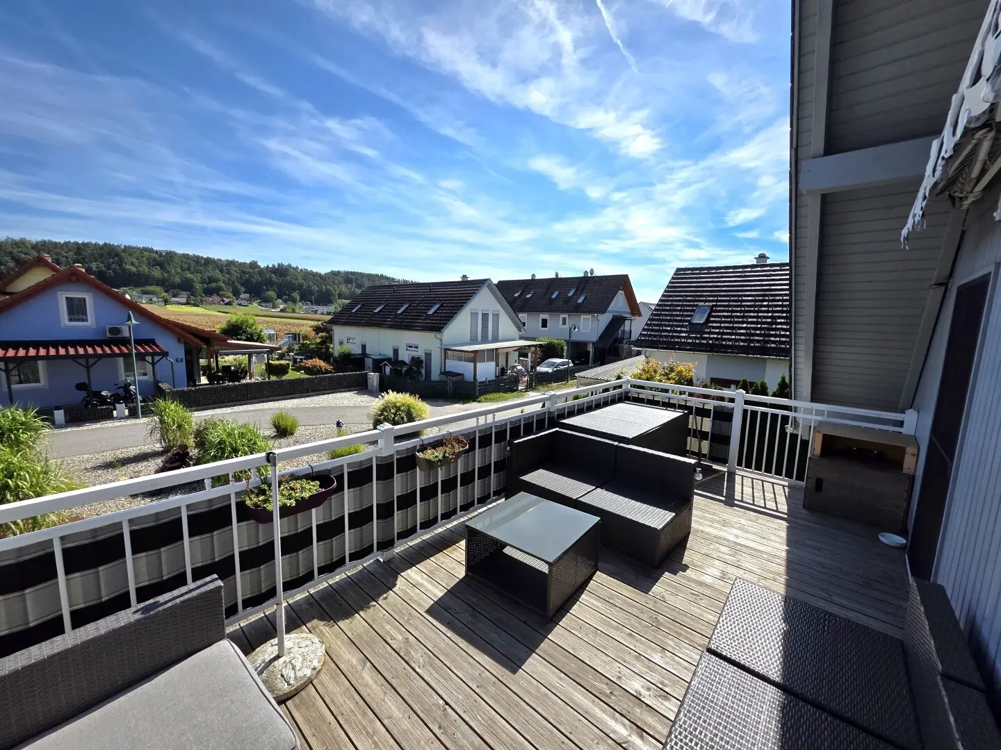Sunny and quiet apartment in a two-family house with garden and balcony