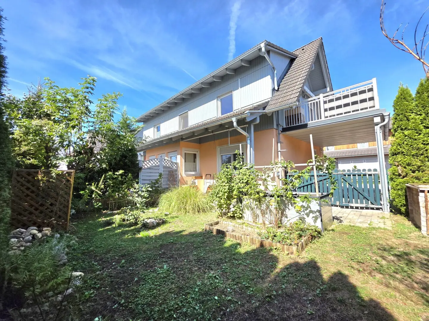 Sunny and quiet apartment in a two-family house with garden and balcony