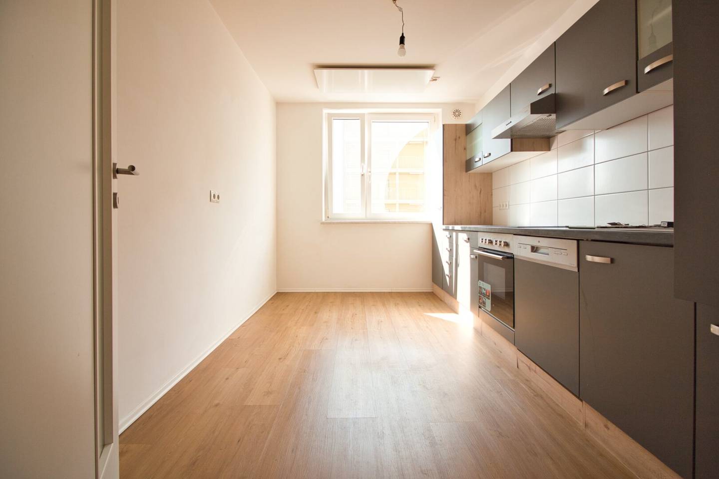 Bright, well-maintained 2-room corner apartment with separate kitchen | Excellent transport connections