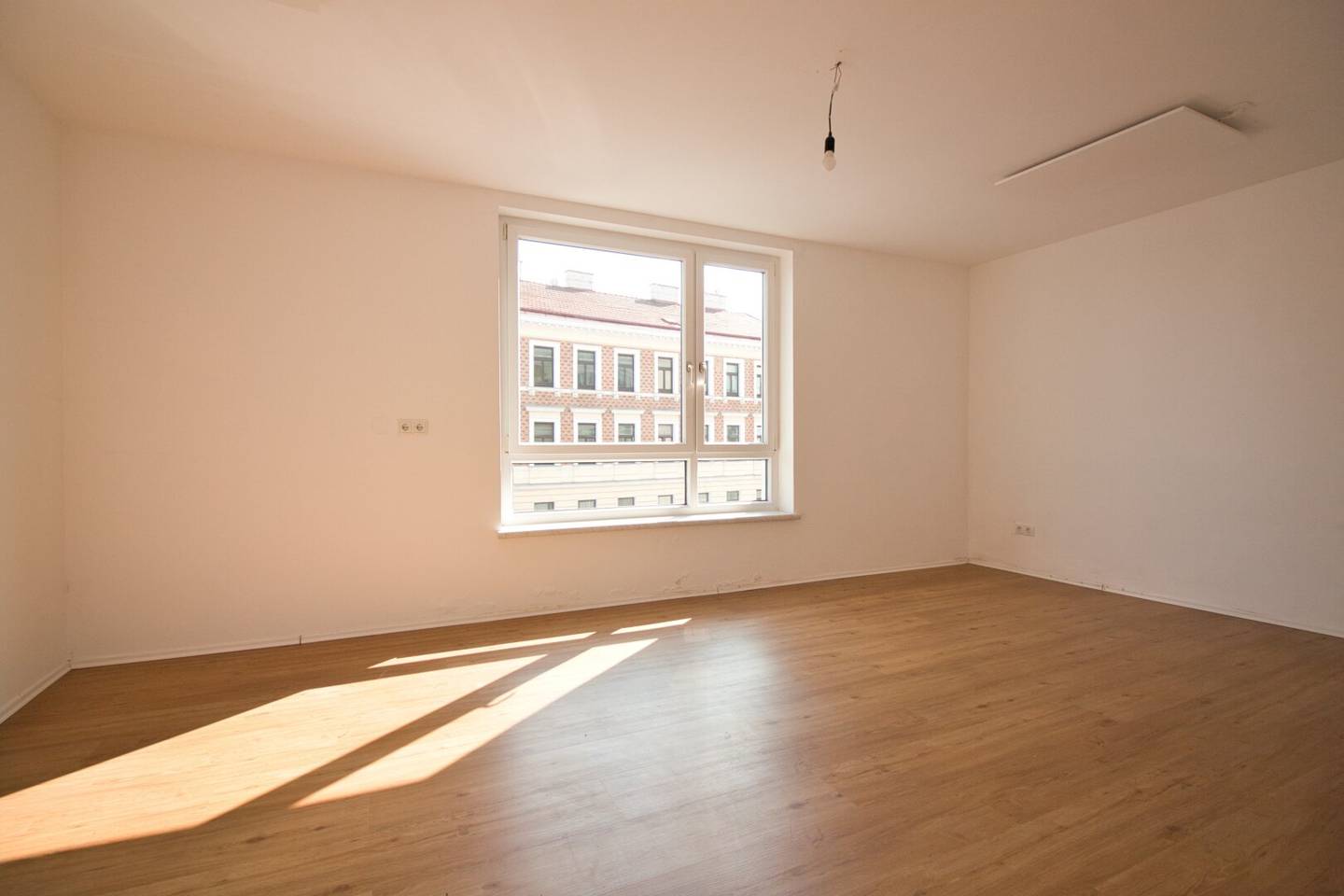 Bright, well-maintained 2-room corner apartment with separate kitchen | Excellent transport connections