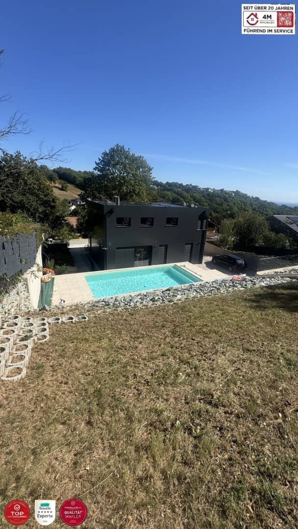 A villa that stands out, exclusive architectural highlight, KNX smart home, low-energy house with pool, photovoltaic system and electric air conditioning, electric venetian blinds