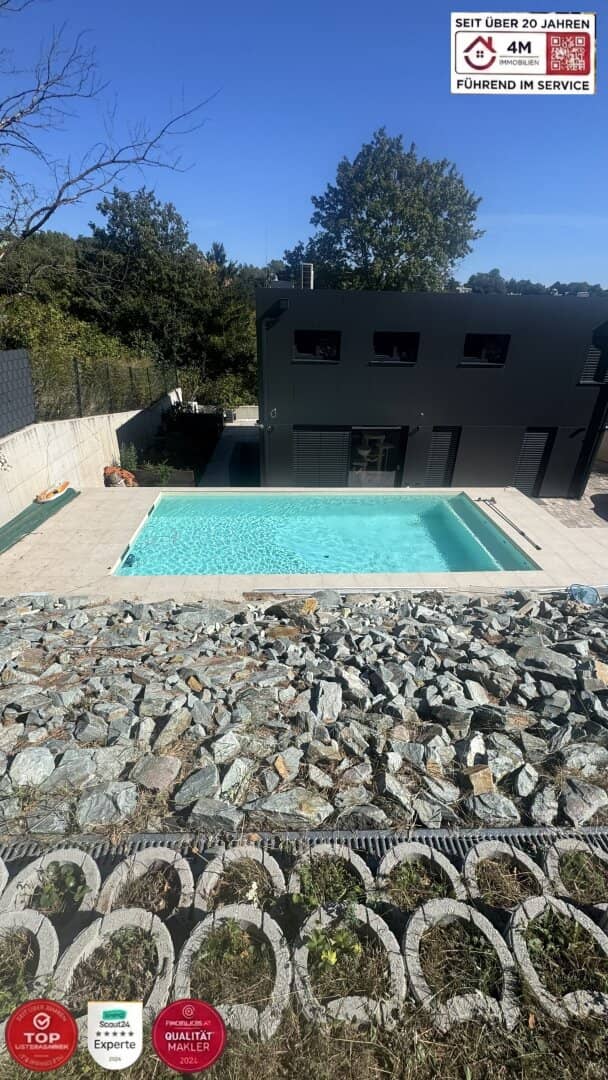 A villa that stands out, exclusive architectural highlight, KNX smart home, low-energy house with pool, photovoltaic system and electric air conditioning, electric venetian blinds