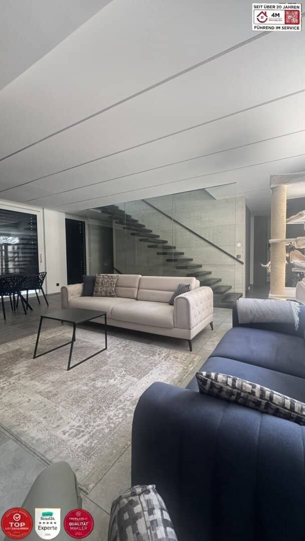 A villa that stands out, exclusive architectural highlight, KNX smart home, low-energy house with pool, photovoltaic system and electric air conditioning, electric venetian blinds
