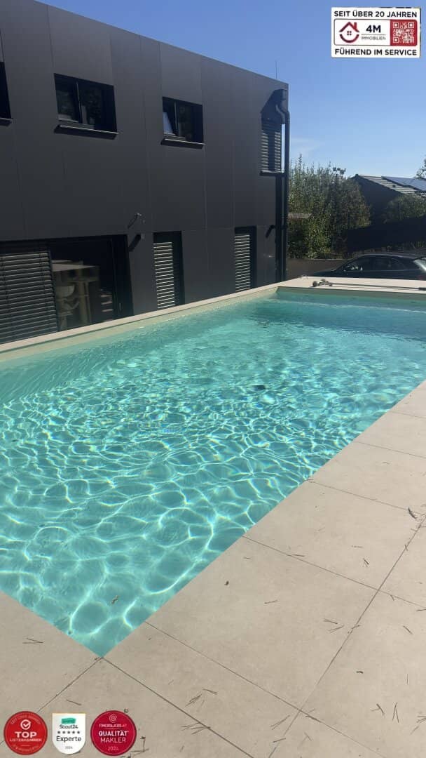 A villa that stands out, exclusive architectural highlight, KNX smart home, low-energy house with pool, photovoltaic system and electric air conditioning, electric venetian blinds