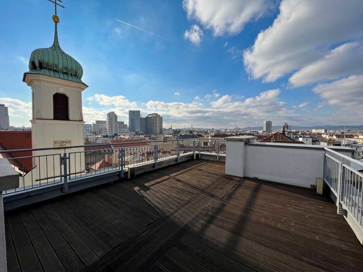 Trendy attic maisonette / great fittings / 2 bedrooms / 2 terraces with view over Vienna