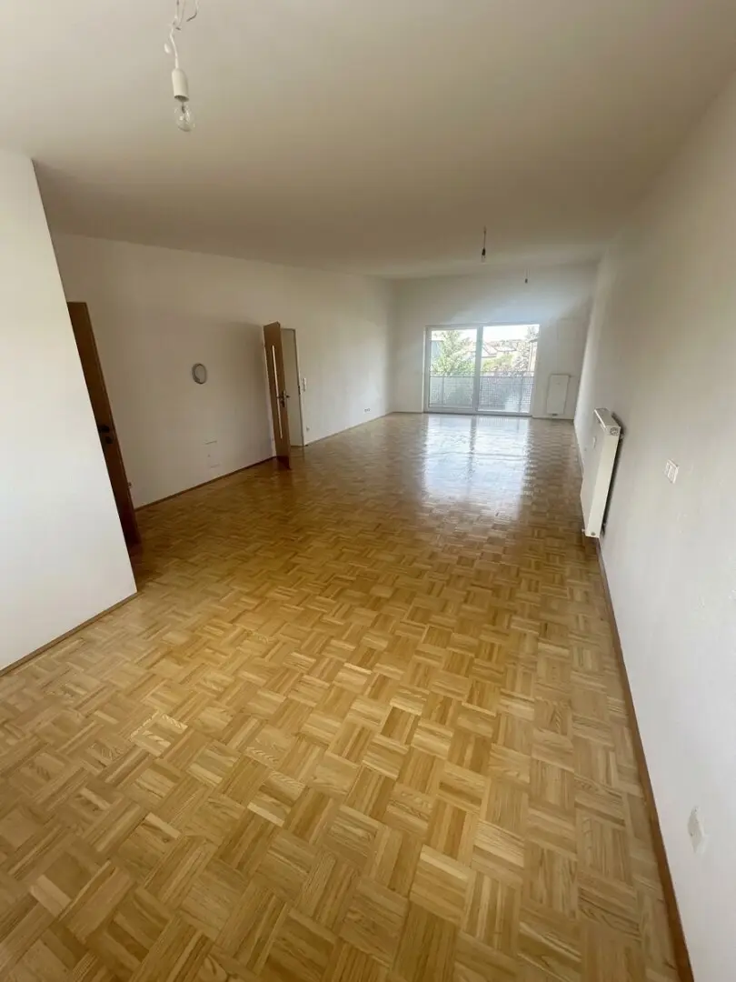 Spacious 4-room apartment with loggia and 2 car parking spaces