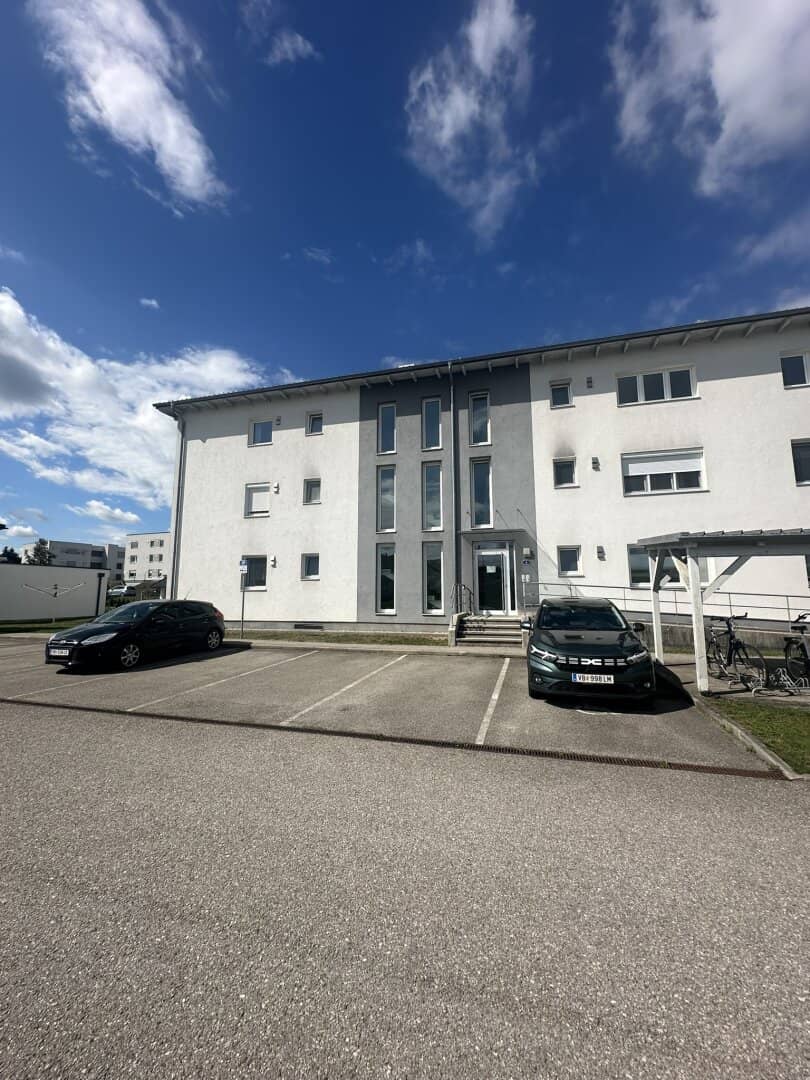 Großzügige 4-Zimmer-Wohnung mit Loggia und 2 KFZ-Stellplätze