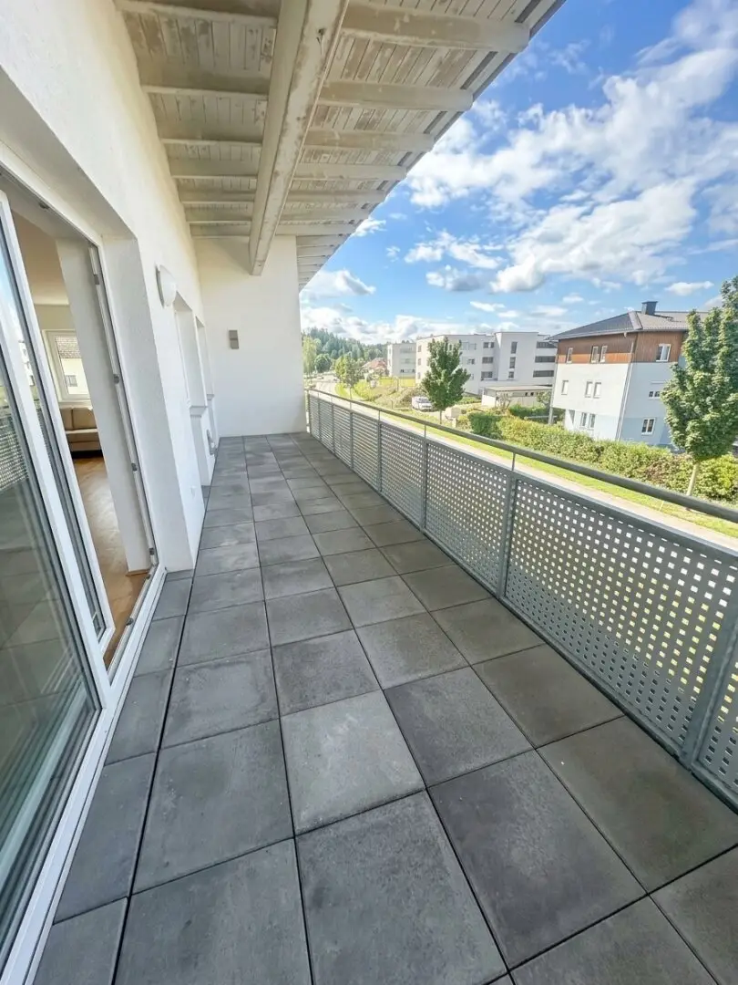Spacious 4-room apartment with loggia and 2 car parking spaces