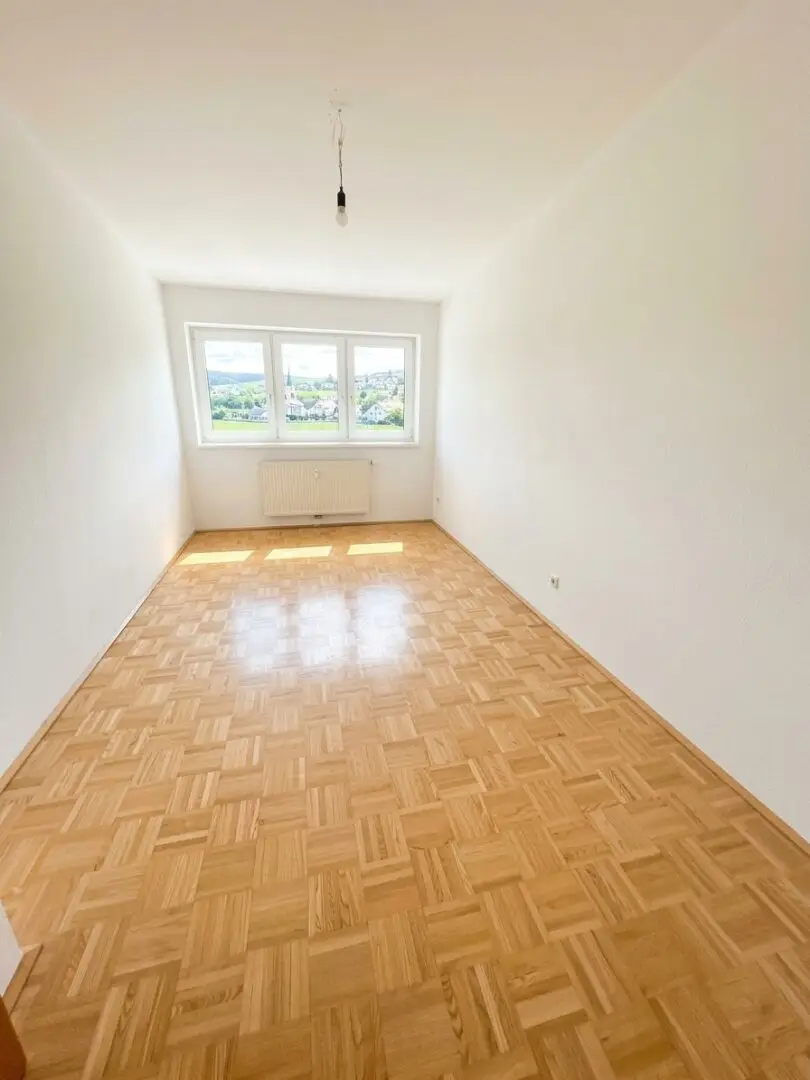 Spacious 4-room apartment with loggia and 2 car parking spaces