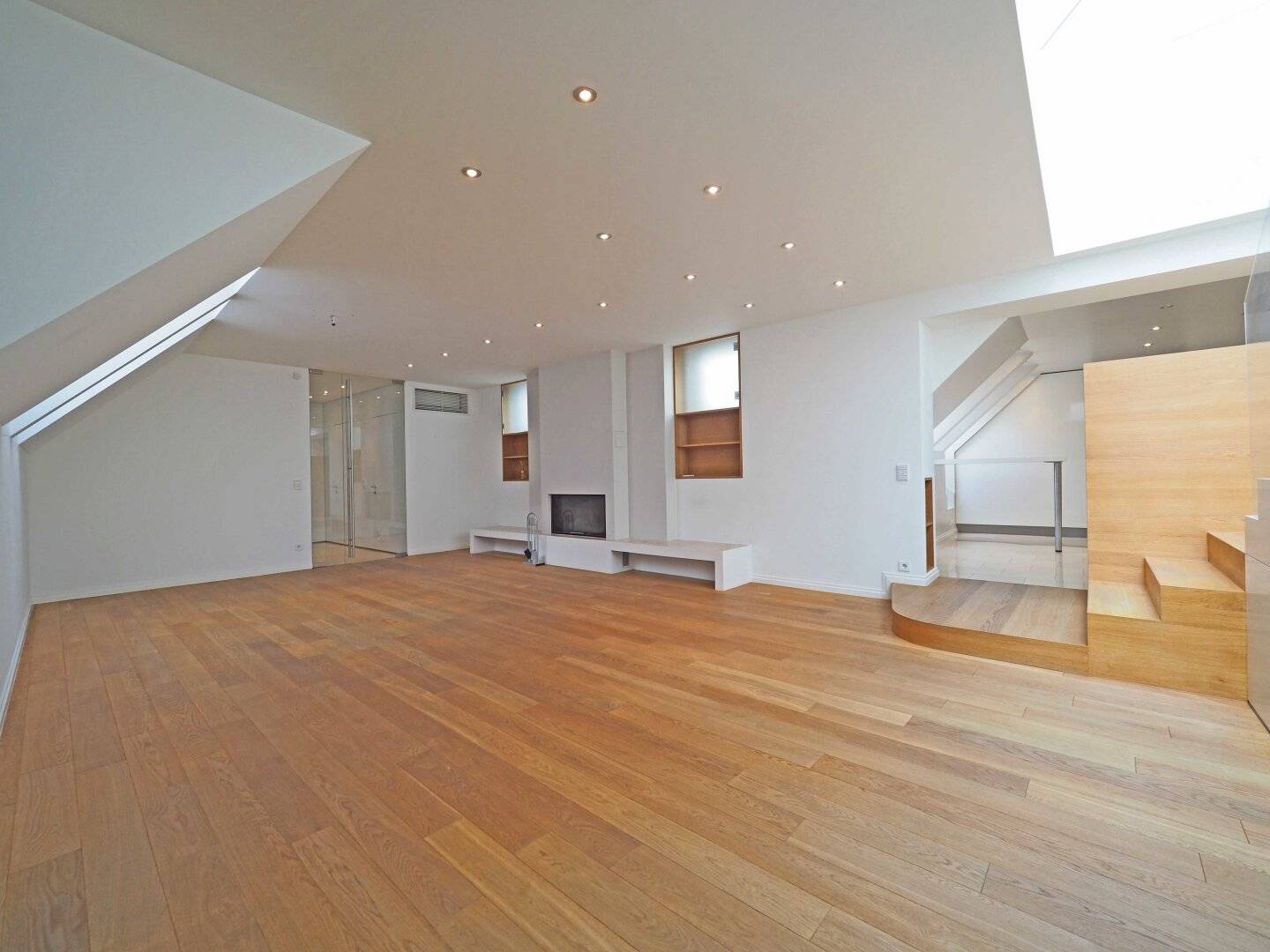 außergewöhnliche 3-Zimmer-DG-Maisonette in historischem Innenstadt-Palais | extraordinary 3-room-rooftop-duplex in historic downtown mansion