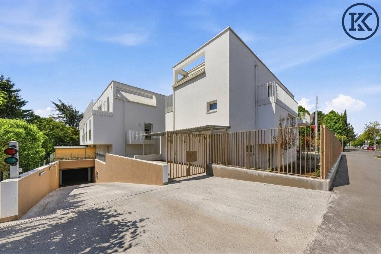 Urbaner Komfort im Obergeschoss: Helles 3-Zimmer-Heim mit Doppel-Balkon