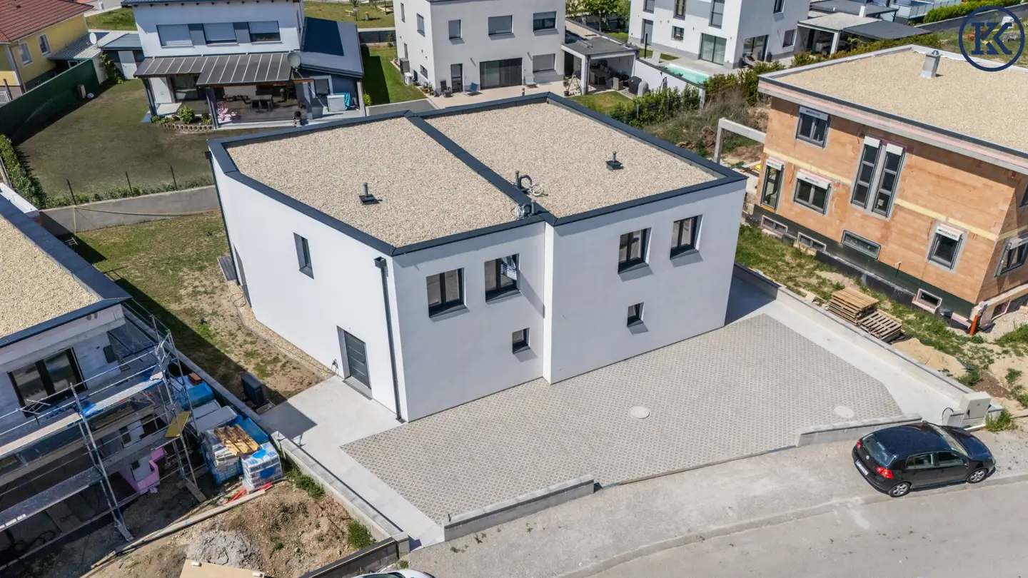 Moderne Doppelhaushälfte im belagsfertigen Zustand