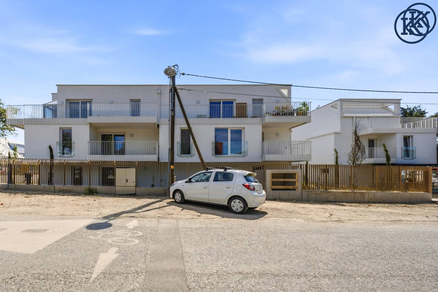 Urban living with balcony: Stylish 2-room residence on upper floor near the U1