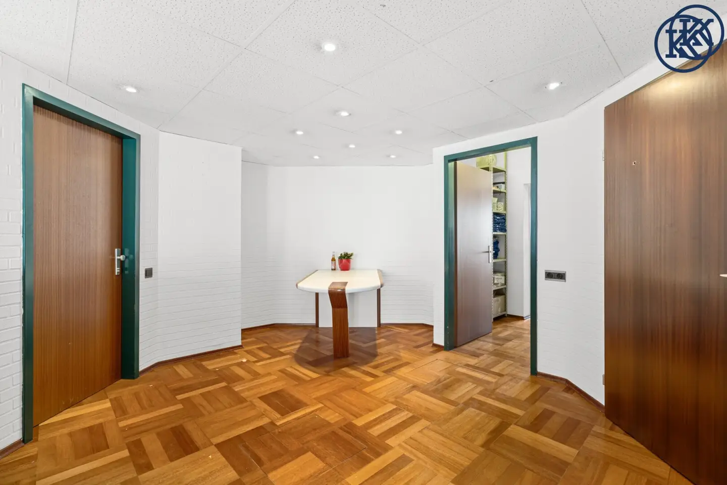 Modern office with 2 balconies and top layout in the heart of Meidling