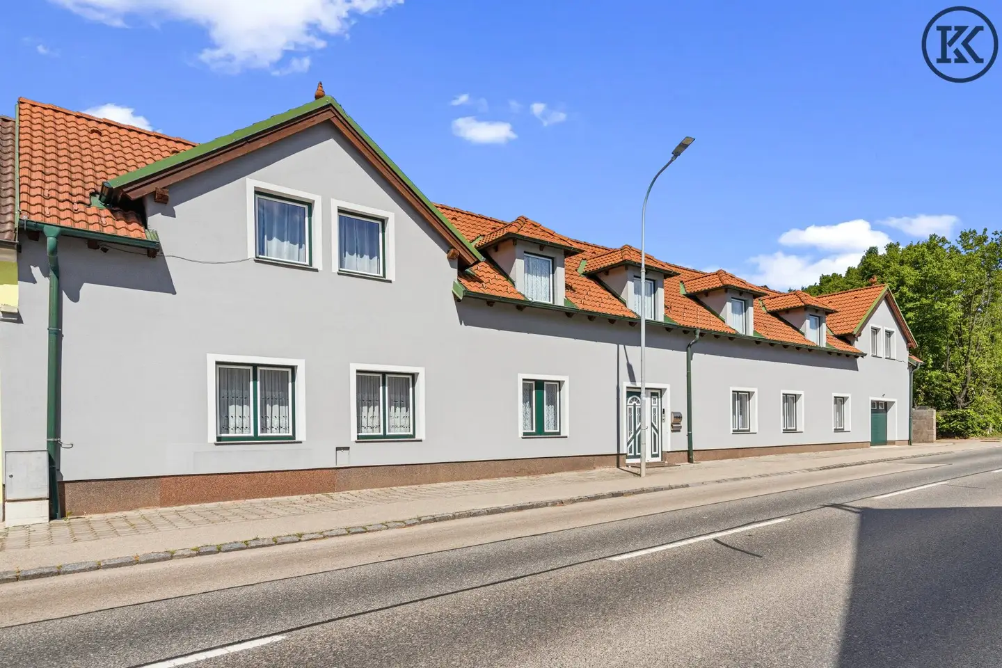 Großzügiges Einfamilien- oder Zweifamilienhaus, das Raum, Ruhe und Wohnqualität vereint.