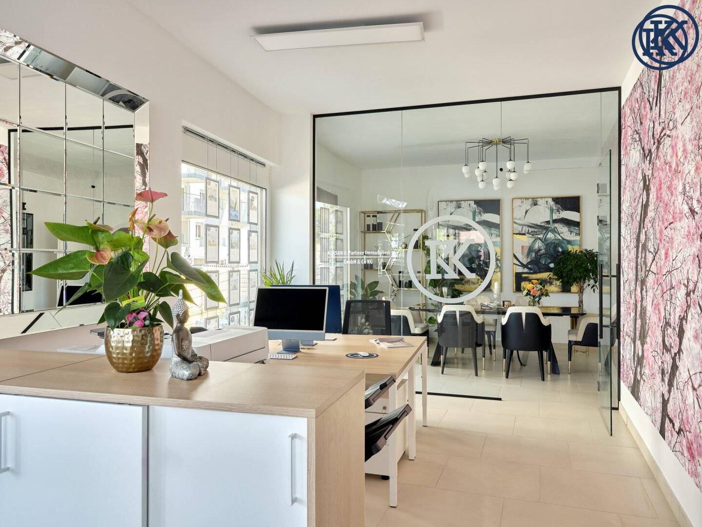 Possible use as: Flower shop, Retail, Coffee house, Kebab stand, Pizzeria or Office.