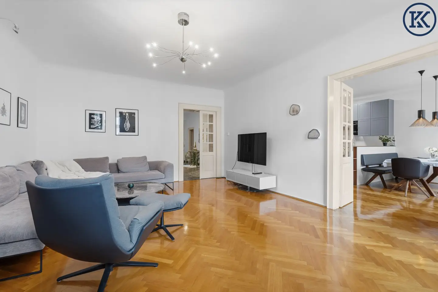 Elegant period apartment with history in the heart of the 8th district