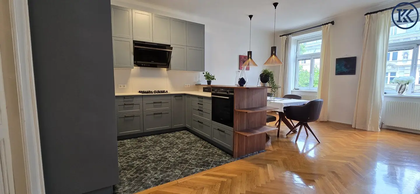 Elegant period apartment with history in the heart of the 8th district
