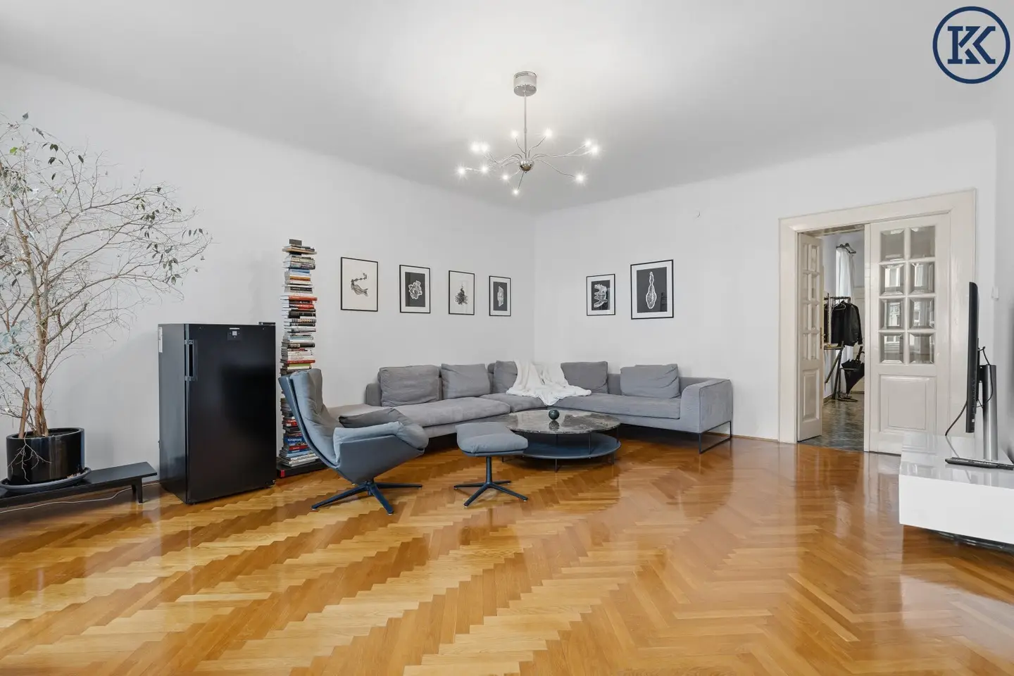 Elegant period apartment with history in the heart of the 8th district