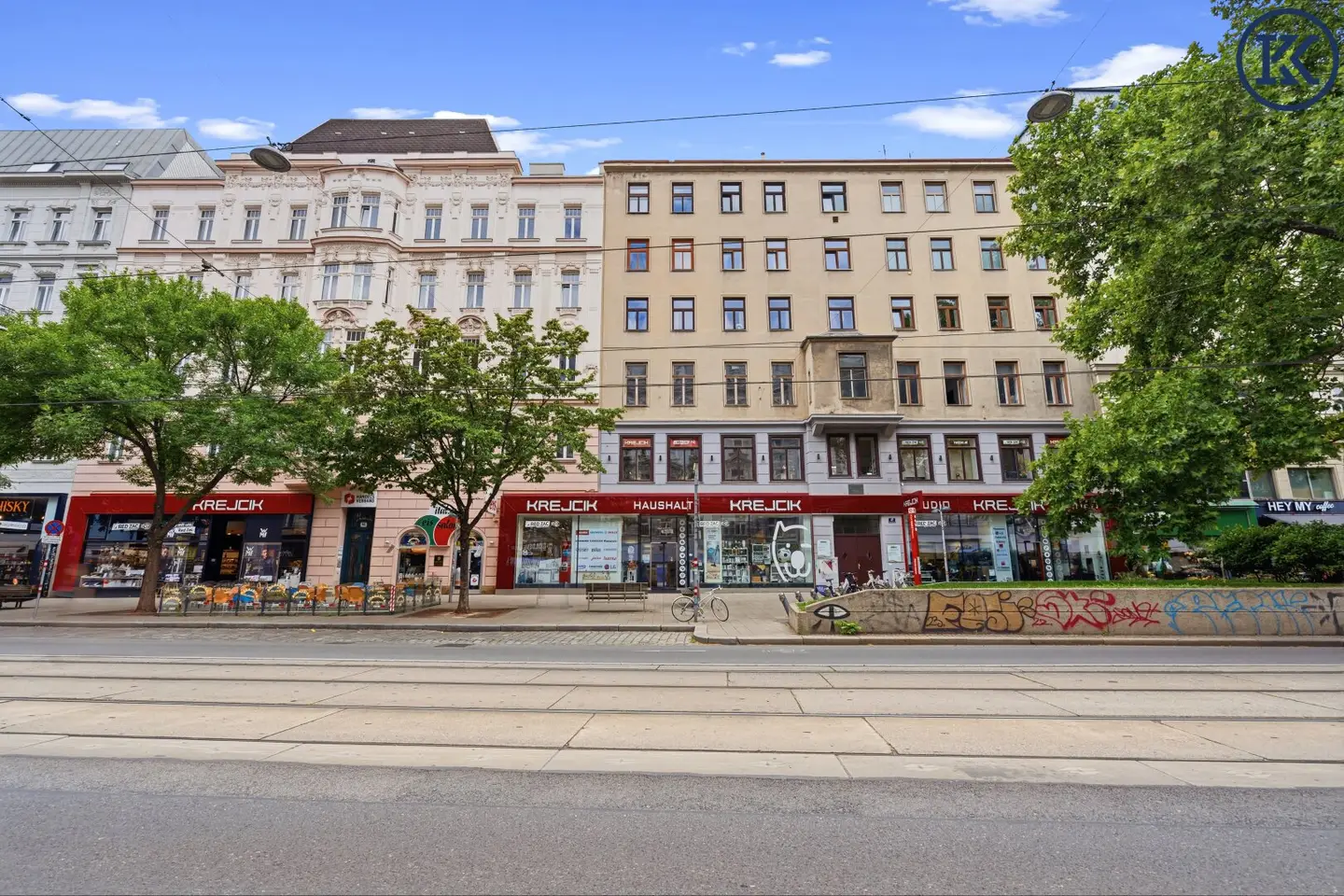 Elegant period apartment with history in the heart of the 8th district