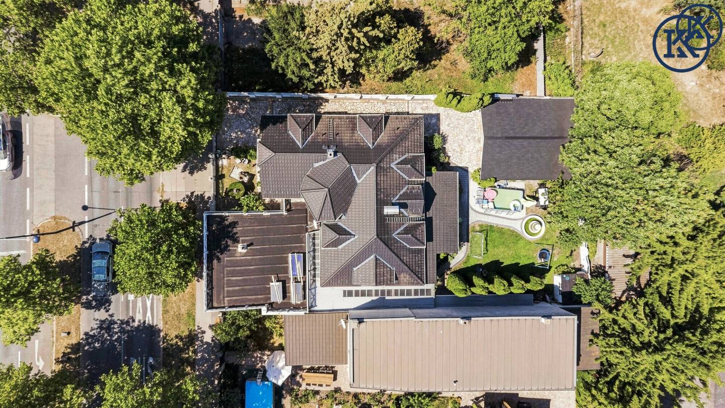 Two houses, one home, Villa with character in Aspern