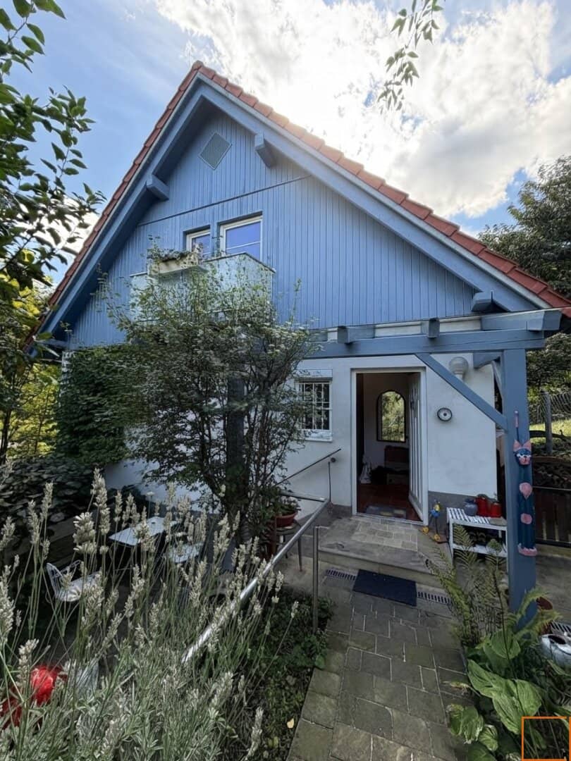 Small paradise for rent - single family house with separately accessible practice or workshop