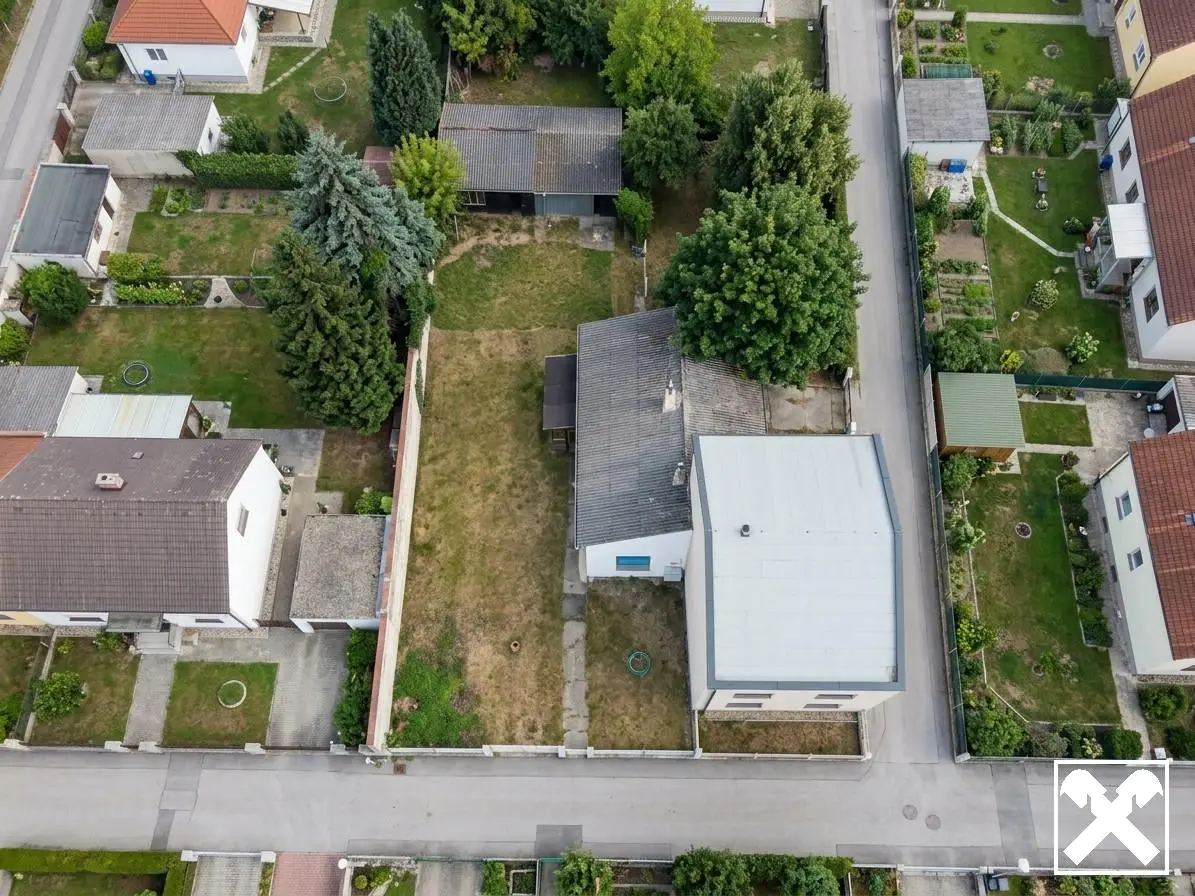 Sunny central apartment with strong development potential
