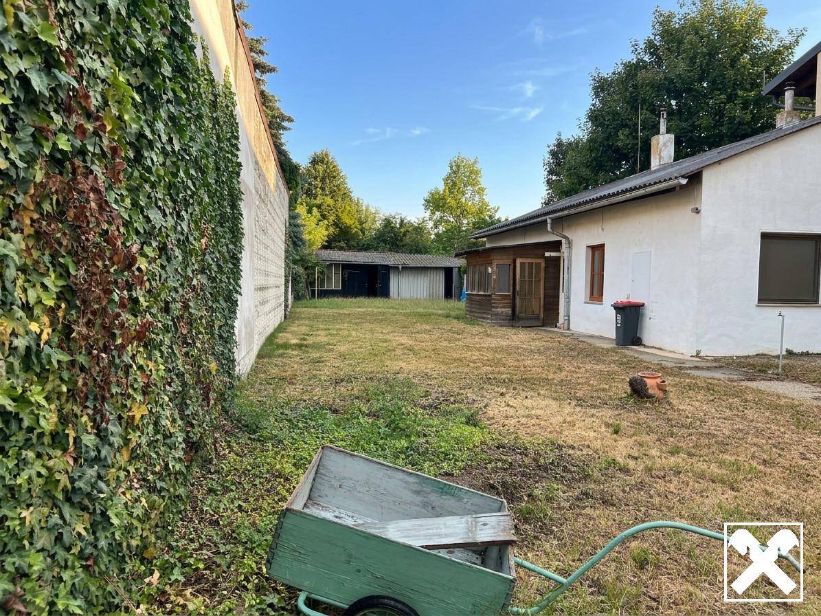Sunny central apartment with strong development potential