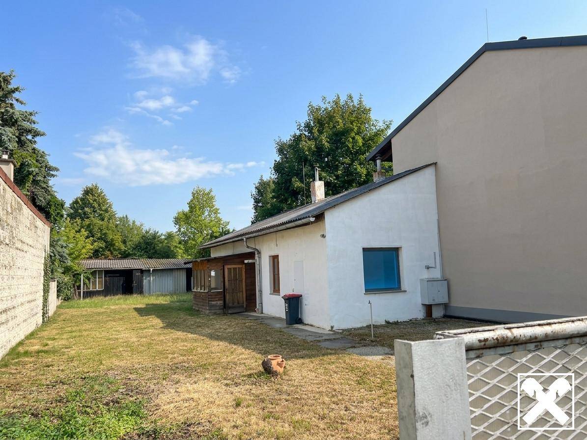 Sunny central apartment with strong development potential