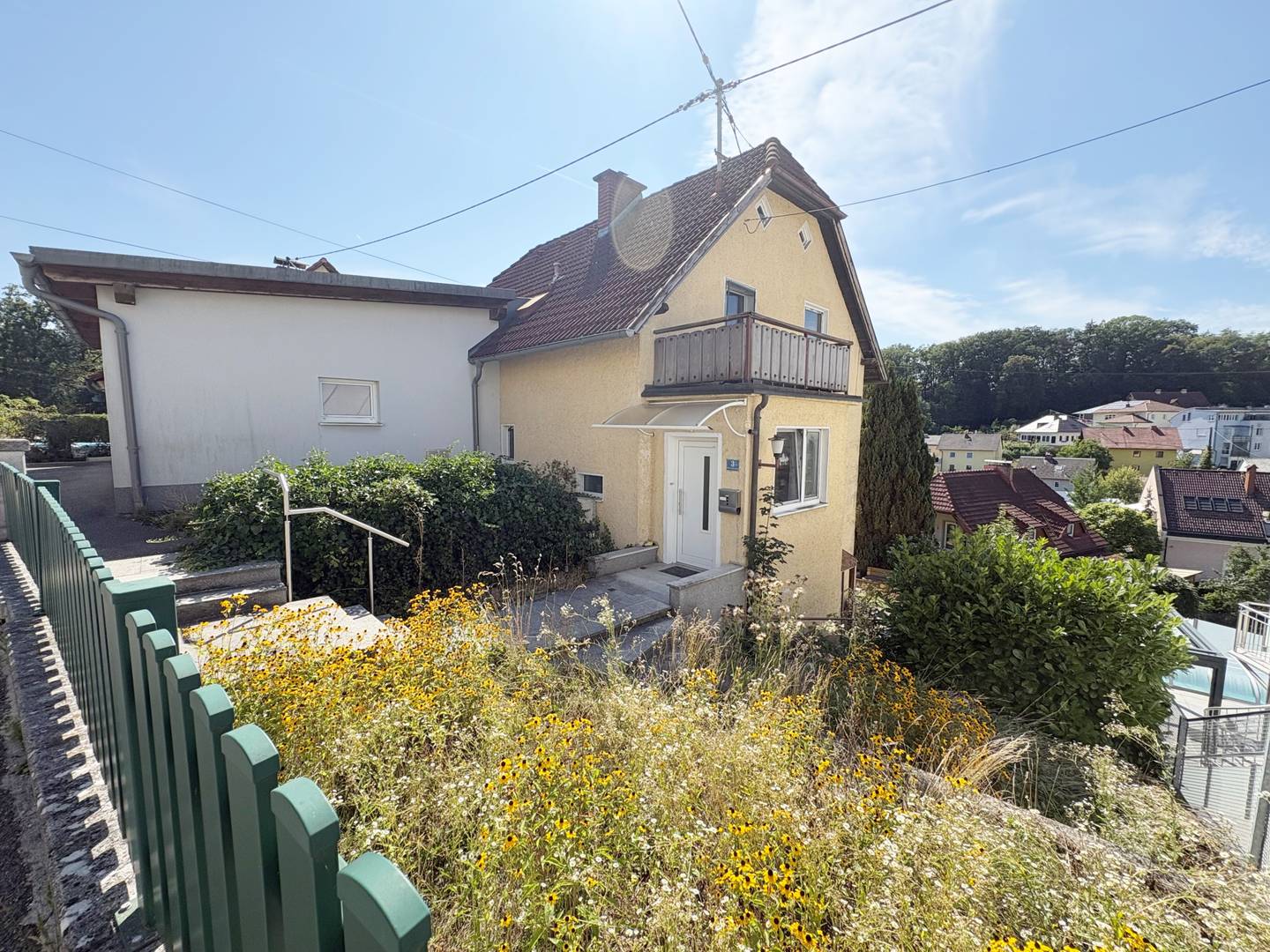 Familienwohnung mit Doppelgarage und Fernblick in grüner Lage